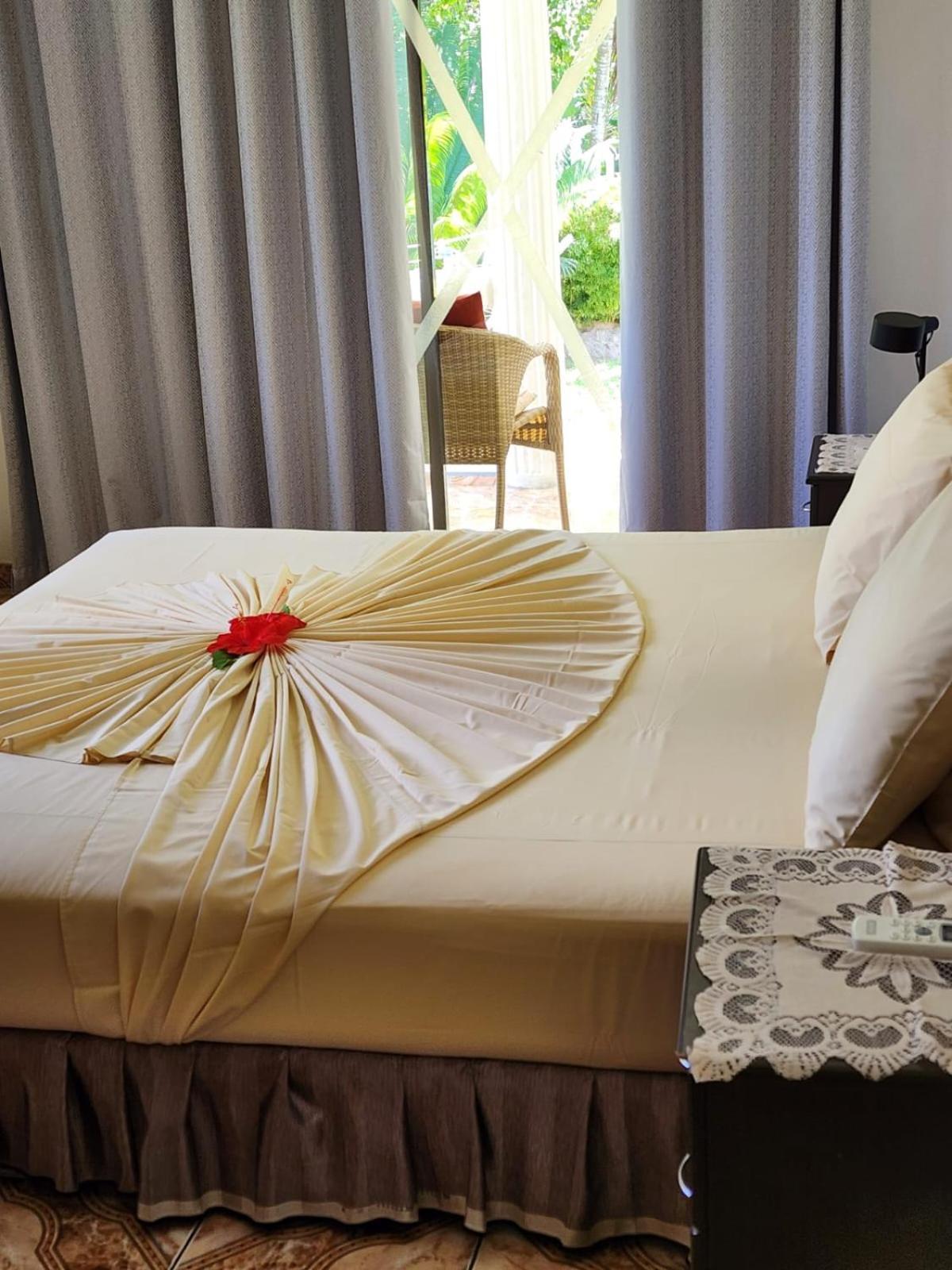 Skyblue Guesthouse - Self Catering Baie Sainte Anne Bagian luar foto