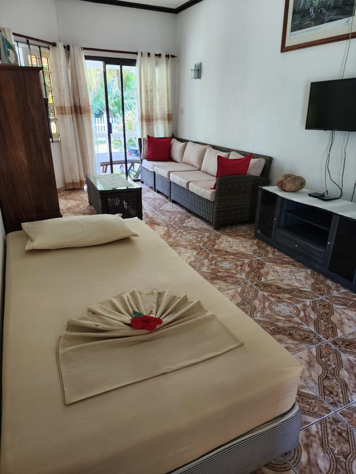 Skyblue Guesthouse - Self Catering Baie Sainte Anne Bagian luar foto