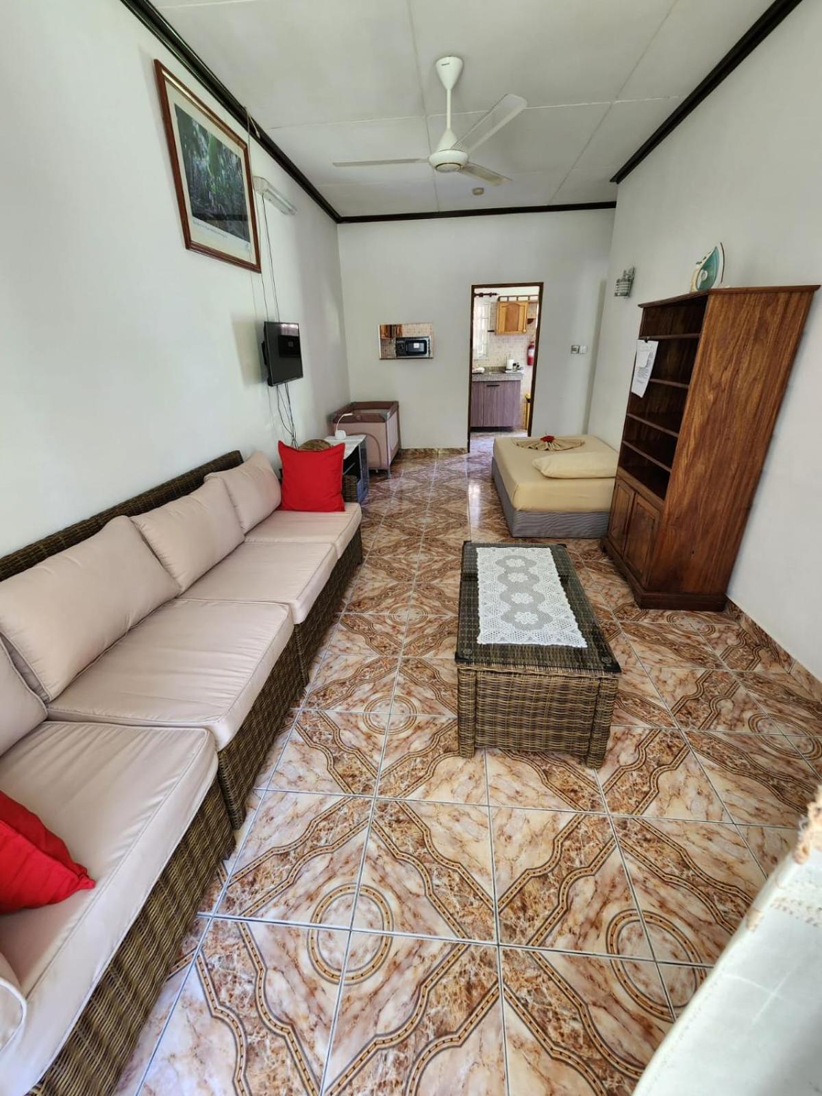 Skyblue Guesthouse - Self Catering Baie Sainte Anne Bagian luar foto
