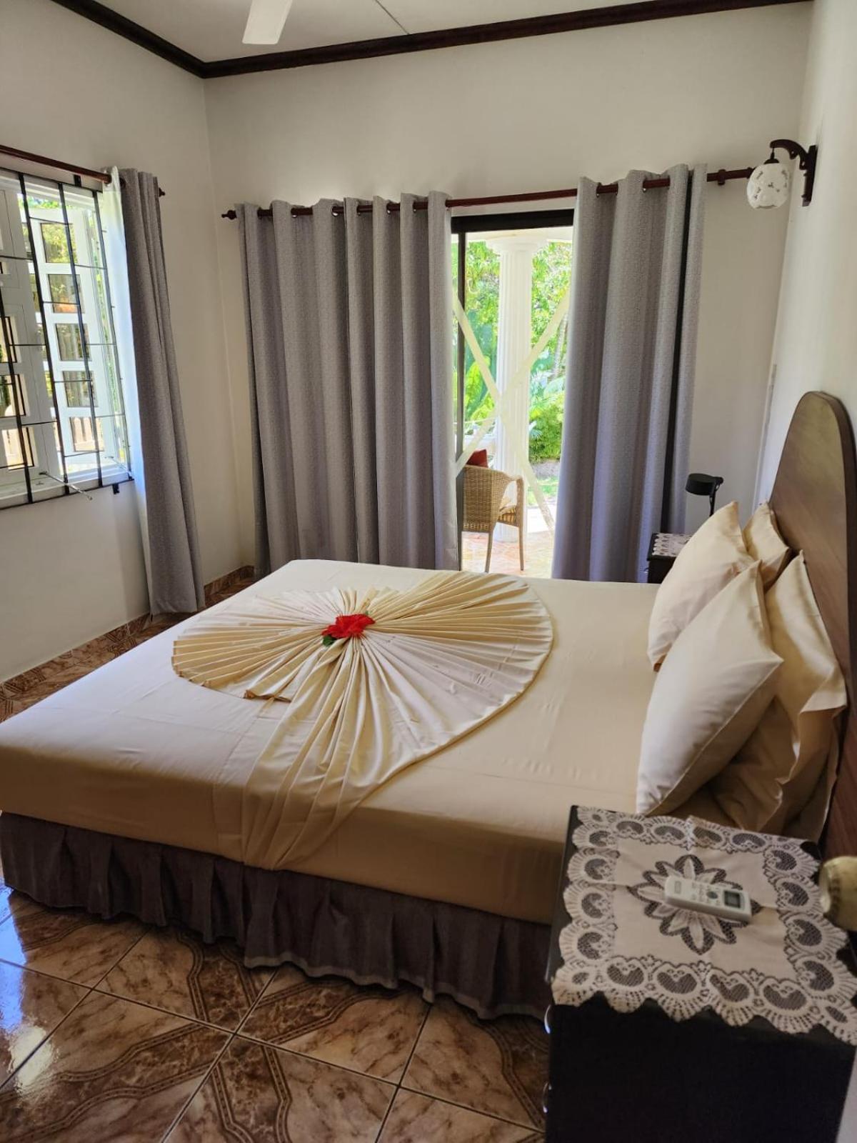 Skyblue Guesthouse - Self Catering Baie Sainte Anne Bagian luar foto