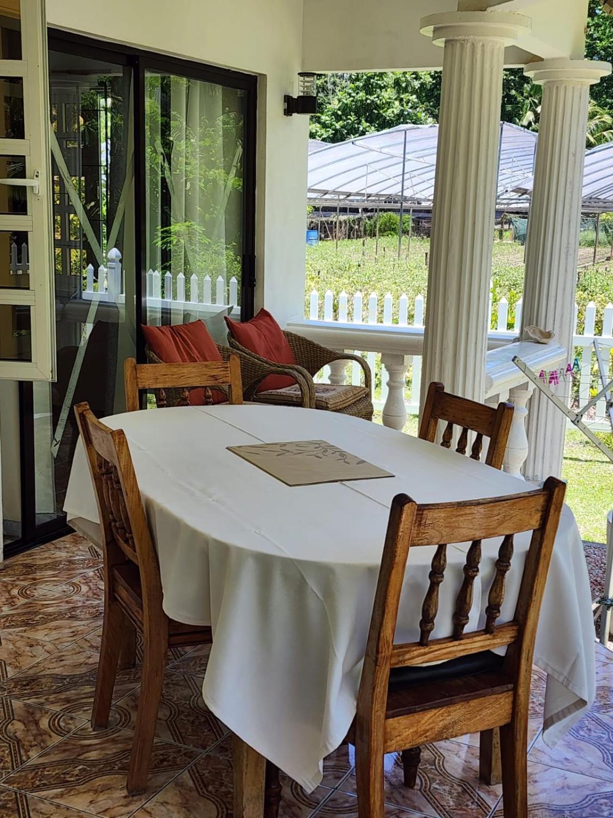 Skyblue Guesthouse - Self Catering Baie Sainte Anne Bagian luar foto