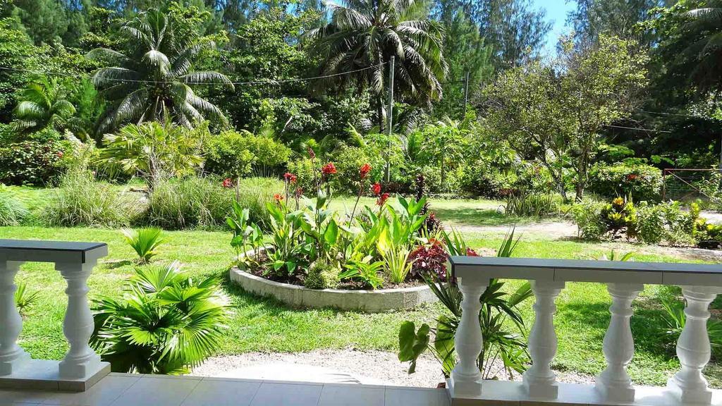 Skyblue Guesthouse - Self Catering Baie Sainte Anne Bagian luar foto