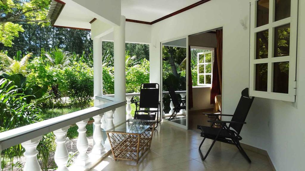 Skyblue Guesthouse - Self Catering Baie Sainte Anne Ruang foto