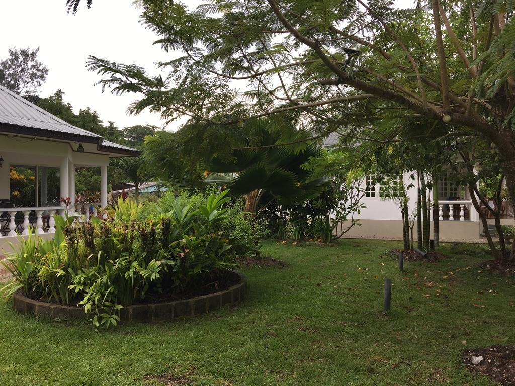 Skyblue Guesthouse - Self Catering Baie Sainte Anne Bagian luar foto