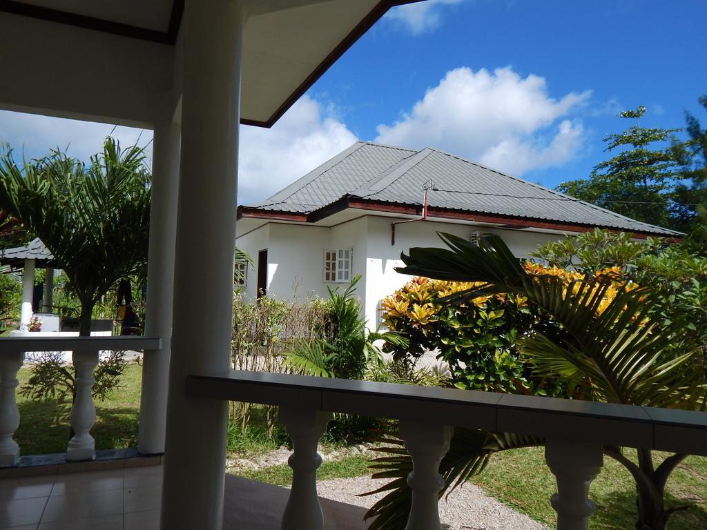 Skyblue Guesthouse - Self Catering Baie Sainte Anne Bagian luar foto