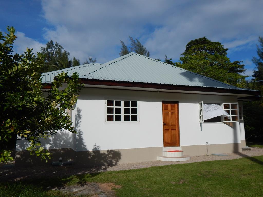Skyblue Guesthouse - Self Catering Baie Sainte Anne Bagian luar foto